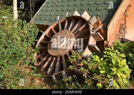 Alte Wassermühle in der Nähe der Scheune Stockfoto