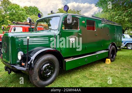 Magirus Deutz Feuerwehrauto von 1936, grün lackierter Feuerwehrwagen mit blauen Lichtern in Schöningen, Deutschland, 12. September 2021 Stockfoto