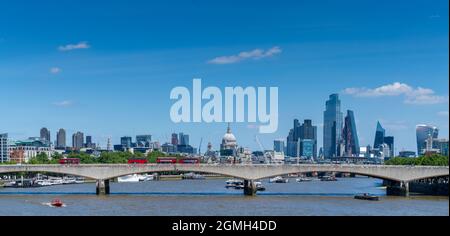 London Panorama mit Wahrzeichen und Waterloo Brücke über die Themse. Stockfoto
