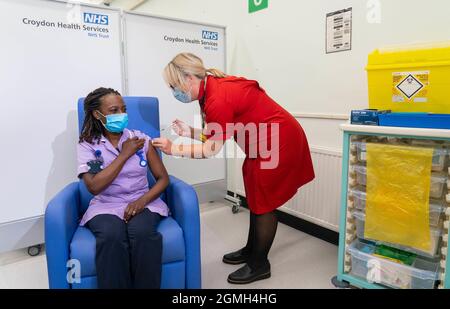 Datei-Foto vom 16/09/21 Frau Cargill-Empfängerin Catherine Cargill, die als eine der ersten Empfängern einen der ersten Covid-19-Booster-Jabs erhielt, der am Croydon University Hospital im Süden Londons verabreicht wurde, als das NHS seine Covid-19-Booster-Impfkampagne beginnt. Mehr als eine Million Menschen in England werden diese Woche Einladungen zur Buchung ihres Coronavirus-Booster-Jab erhalten. Ausgabedatum: Sonntag, 19. September 2021. Stockfoto