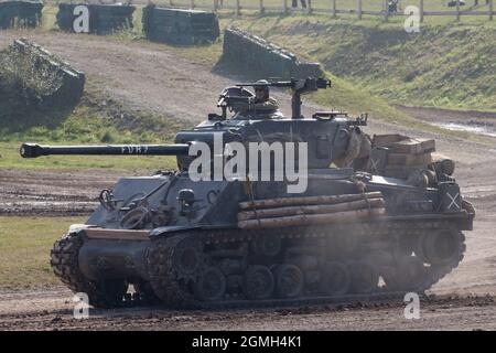 Sherman-Panzer. Ein Panzer M4A2(76) HVSS Sherman, der im Film 'Fury' während einer Demonstration im Bovington Tank Museum, Dorset, Großbritannien, verwendet wurde Stockfoto