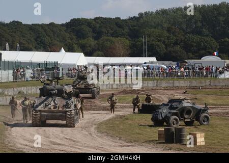 Sherman-Panzer. Ein Panzer M4A2(76) HVSS Sherman, der im Film 'Fury' während einer Demonstration im Bovington Tank Museum, Dorset, Großbritannien, verwendet wurde Stockfoto