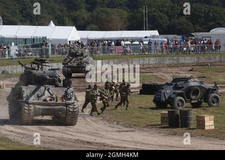 Sherman-Panzer. Ein Panzer M4A2(76) HVSS Sherman, der im Film 'Fury' während einer Demonstration im Bovington Tank Museum, Dorset, Großbritannien, verwendet wurde Stockfoto