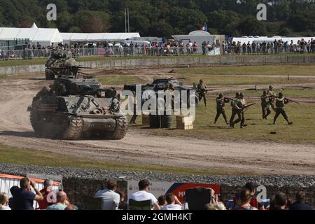 Sherman-Panzer. Ein Panzer M4A2(76) HVSS Sherman, der im Film 'Fury' während einer Demonstration im Bovington Tank Museum, Dorset, Großbritannien, verwendet wurde Stockfoto