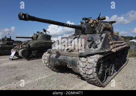 Sherman-Panzer. Ein Panzer M4A2(76) HVSS Sherman, der im Film 'Fury' während einer Demonstration im Bovington Tank Museum, Dorset, Großbritannien, verwendet wurde Stockfoto