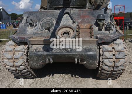 Sherman-Panzer. Ein Panzer M4A2(76) HVSS Sherman, der im Film 'Fury' während einer Demonstration im Bovington Tank Museum, Dorset, Großbritannien, verwendet wurde Stockfoto