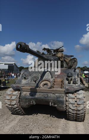 Sherman-Panzer. Ein Panzer M4A2(76) HVSS Sherman, der im Film 'Fury' während einer Demonstration im Bovington Tank Museum, Dorset, Großbritannien, verwendet wurde Stockfoto
