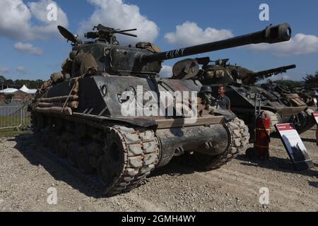 Sherman-Panzer. Ein Panzer M4A2(76) HVSS Sherman, der im Film 'Fury' während einer Demonstration im Bovington Tank Museum, Dorset, Großbritannien, verwendet wurde Stockfoto