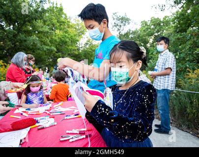 Chicago, USA. September 2021. Besucher machen am 18. September 2021 in einem Park in Chicago, den Vereinigten Staaten, Hasenmasken. Das chinesische Mid-Autumn Festival nähert sich, und der Chicago Park District organisierte eine Veranstaltung, um das Festival zu feiern. Quelle: Joel Lerner/Xinhua/Alamy Live News Stockfoto