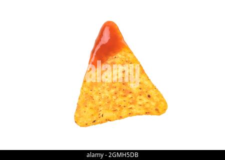 Einzelner Nacho-Chip in Sauce isoliert auf weißem Hintergrund mit Beschneidungspfad getaucht Stockfoto