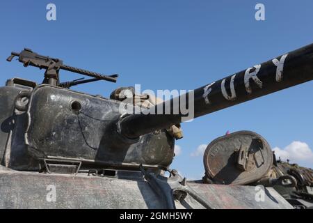 Sherman-Panzer. Ein Panzer M4A2(76) HVSS Sherman, der im Film 'Fury' während einer Demonstration im Bovington Tank Museum, Dorset, Großbritannien, verwendet wurde Stockfoto