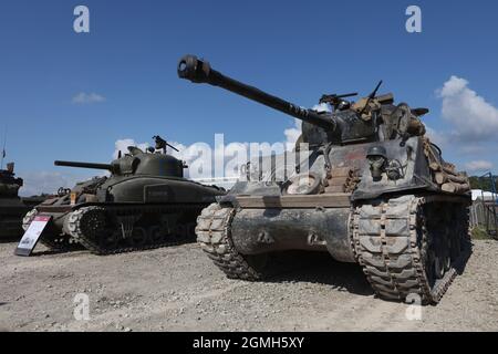 Sherman-Panzer. Ein Panzer M4A2(76) HVSS Sherman, der im Film 'Fury' während einer Demonstration im Bovington Tank Museum, Dorset, Großbritannien, verwendet wurde Stockfoto