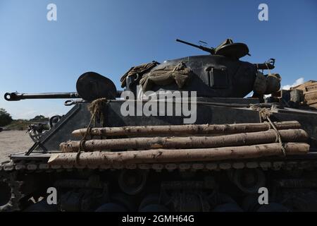 Sherman-Panzer. Ein Panzer M4A2(76) HVSS Sherman, der im Film 'Fury' während einer Demonstration im Bovington Tank Museum, Dorset, Großbritannien, verwendet wurde Stockfoto