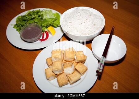 Bun dau mam tom - Ein sehr berühmtes Gericht aus Vietnam Stockfoto