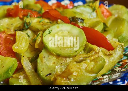 Turlu - türkische Ratatouille, Eintopf sind in der Regel Zucchinis, Auberginen, Zwiebeln, Okra, grüne Bohnen, Und Kartoffeln. Stockfoto