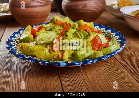 Turlu - türkische Ratatouille, Eintopf sind in der Regel Zucchinis, Auberginen, Zwiebeln, Okra, grüne Bohnen, Und Kartoffeln. Stockfoto