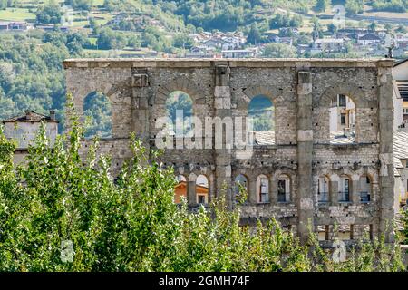 Die Ruinen des antiken römischen Theaters im historischen Zentrum von Aosta, Italien Stockfoto