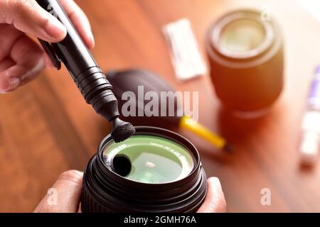 Reinigung der Kameraobjektive mit Linsenstift Stockfoto