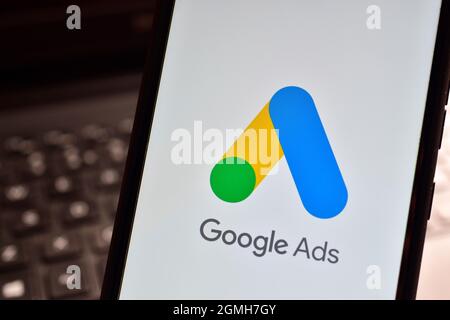 Google Ads-Logo auf dem Smartphone Stockfoto