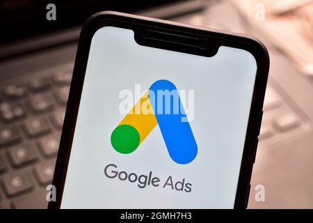 Google AdWords-Logo auf Smartphone, bester Marktplatz für Online-Marketing-Produkte Stockfoto