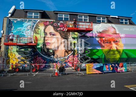 Große Wandgemälde, die an der Seite des Gebäudes für das Southend Arts Festival gemalt wurden, einschließlich eines Glitch-Effekts von Sir David Attenborough von Scott Irving Stockfoto