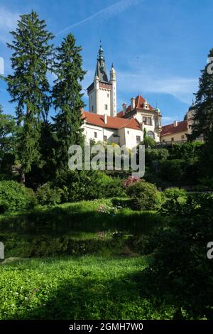 Pruhonice Park mit Burg Pruhonice Park Prag Dendrologischer Garten Stockfoto