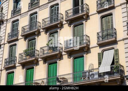 Typische Hausfassade eines Mehrfamilienhauses in Barcelona, Spanien Stockfoto