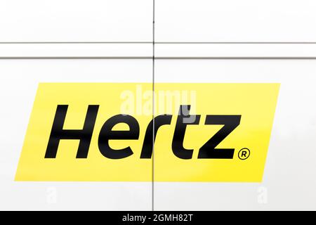 Villefranche sur Saone, Frankreich - 22. September 2019:Hertz-Logo auf einem Fahrzeug. Hertz ist eine amerikanische Autovermietung Stockfoto