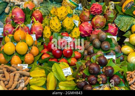 Exotische tropische Früchte zum Verkauf auf einem Markt in Barcelona Stockfoto
