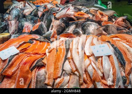 Lachsstücke zum Verkauf auf einem Markt in Spanien Stockfoto