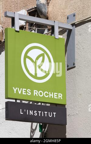 Villefranche, Frankreich - 17. Mai 2020: Yves Rocher ist eine weltweite Kosmetik- und Schönheitsmarke, die 1965 vom Franzosen Yves Rocher gegründet wurde Stockfoto