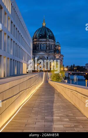 Die moderne Rückseite des Stadtpalastes mit der Kathedrale hinten in der Nacht Stockfoto