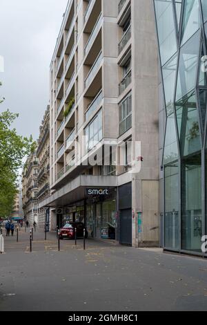 PARIS, FRANKREICH - 30. Jul 2021: Eine vertikale Aufnahme von French Shop mit Logo Smart an einem düsteren Tag in Paris, Frankreich Stockfoto
