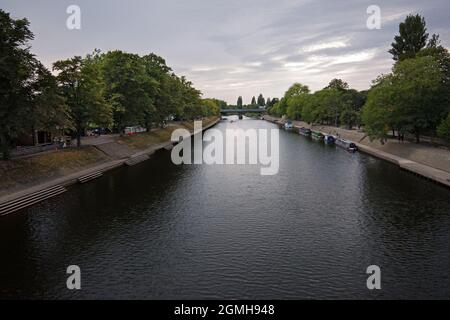 Die Ouse ist hier von der Lendal Bridge in York aus zu sehen. Der Fluss beschränkt sich auf North Yorkshire und mündet schließlich in die Humber-Mündung. Stockfoto