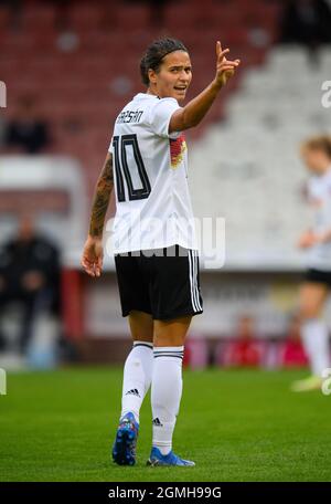 Cottbus, Deutschland. September 2021. Fußball, Frauen: Europa-Qualifikationssprecher, Deutschland - Bulgarien, Gruppenphase, Gruppe H, Spieltag 1, Im Stadion der Freundschaft. Deutschlands Dzsenifer Marozsán-Gesten. Quelle: Robert Michael/dpa-Zentralbild/dpa/Alamy Live News Stockfoto