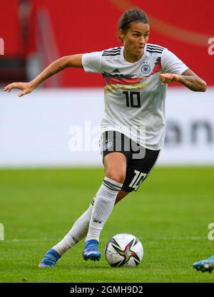 Cottbus, Deutschland. September 2021. Fußball, Frauen: Europa-Qualifikationssprecher, Deutschland - Bulgarien, Gruppenphase, Gruppe H, Spieltag 1, Im Stadion der Freundschaft. Deutschlands Dzsenifer Marozsán spielt den Ball. Quelle: Robert Michael/dpa-Zentralbild/dpa/Alamy Live News Stockfoto