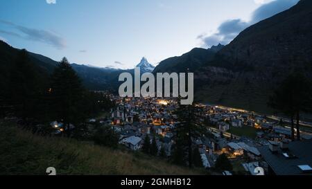 Das berühmte Dorf zermatt in der schweiz am Abend, mit dem matterhorn. Stockfoto