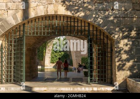 Palma de Mallorca, Spanien; september 10 2021: Innenansicht der mittelalterlichen Stadtmauer mit Touristen im historischen Zentrum der Stadt Palma de Mallorca Stockfoto