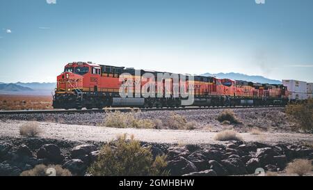Freightliner-Zug fährt durch die Wüste von Kalifornien, USA Stockfoto