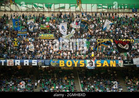 Mailand, Italien - 18 2021. september - Inter Anhänger mit Flaggen Serie A Spiel Inter- Bologna San Siro Stadion Credit: Christian Santi/Alamy Live News Stockfoto