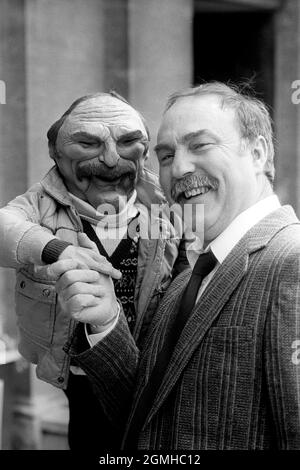 Datei-Foto vom 29-04-1986 des ehemaligen englischen Fußballstars Jimmy Greaves und seiner spuckenden Bildpuppe treffen sich im Grosvenor House Hotel, Park Lane, London, bei der TRIC Awards-Zeremonie 1986 des Television and Radio Industries Club. Jimmy wurde zum Sports Presenter of the Year und die Spitting Image Show zum IBA Television Program of the Year ernannt. Ausgabedatum: Sonntag, 19. September 2021. Stockfoto