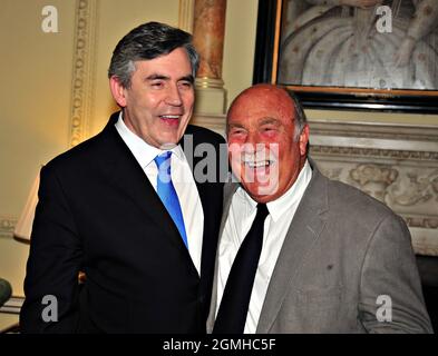 Das Aktenfoto vom 10-06-2009 von Jimmy Greaves (rechts) lächelt, nachdem er seine Medaille, die Premierminister Gordon Brown (links) für die Vertretung seines Landes bei der Weltmeisterschaft 1966 überreicht hatte, gesammelt hatte. Ausgabedatum: Sonntag, 19. September 2021. Stockfoto