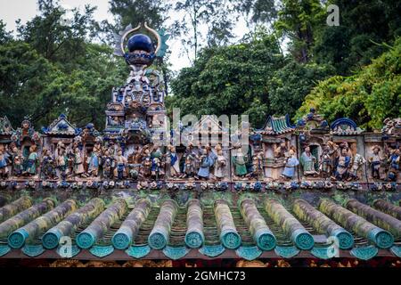 Detail des dekorativen Keramikfrieses auf dem Dach des Kwan Tai Tempels in Tai O, Lantau Island, Hongkong Stockfoto