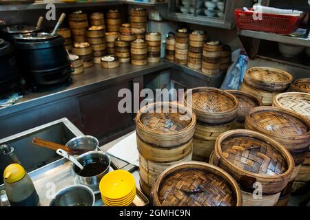 Bambusdampfer-Körbe in einem chinesischen Fast-Food-Stand in Yuen Long, New Territories, Hongkong Stockfoto