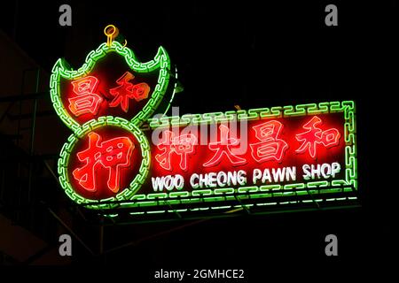 Das Neonschild eines Pfandladens bei Nacht in Wan Chai, Hong Kong Island Stockfoto