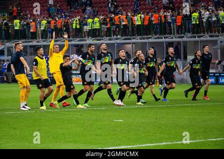 Mailand, Italien - 18 2021. september - f.c. Inter Spieler am Ende des Spiels feiern Sieg unter Fans Serie A Spiel Inter- Bologna San Siro Stadion Credit: Christian Santi/Alamy Live News Stockfoto