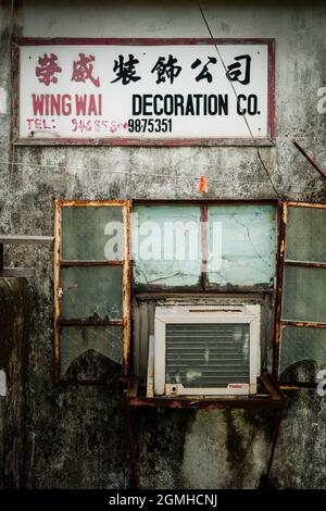 Ironisches Schild, das ein Dekorationsgeschäft in einem baufälligen Haus in Nim Shue Wan Village, Lantau Island, Hongkong, anwirbt Stockfoto