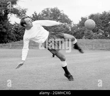 Datei-Foto vom 19-05-1967 von Jimmy Greaves, Topscorer von Tottenham Hotspur, hier im Training vor dem FA-Cup-Finale im Wembley-Stadion gegen seinen ehemaligen Club Chelsea. Ausgabedatum: Sonntag, 19. September 2021. Stockfoto