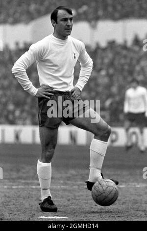 Aktenfoto vom 07-01-1969 von man on the Ball in diesem Bild ist Jimmy Greaves von Tottenham Hotspors. Er kam 1957 zu Chelsea und hatte 1961 eine kurze Zeit mit Mailand, bevor er nach England und Spurs zurückkehrte. Ausgabedatum: Sonntag, 19. September 2021. Stockfoto