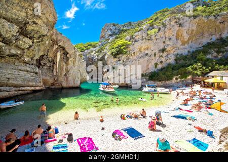 VIS, Kroatien, August 21 2021: Berühmter Stiniva-Strand auf der Insel Vis im Sommer. Der Strand befindet sich in einer Steinschlucht und ist ein erstaunliches geologisches Phänomen. F Stockfoto